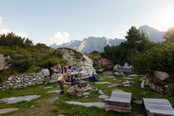 MayrhofnerBergbahnen_Grillplatz_am_Geniesserrundweg.jpg
