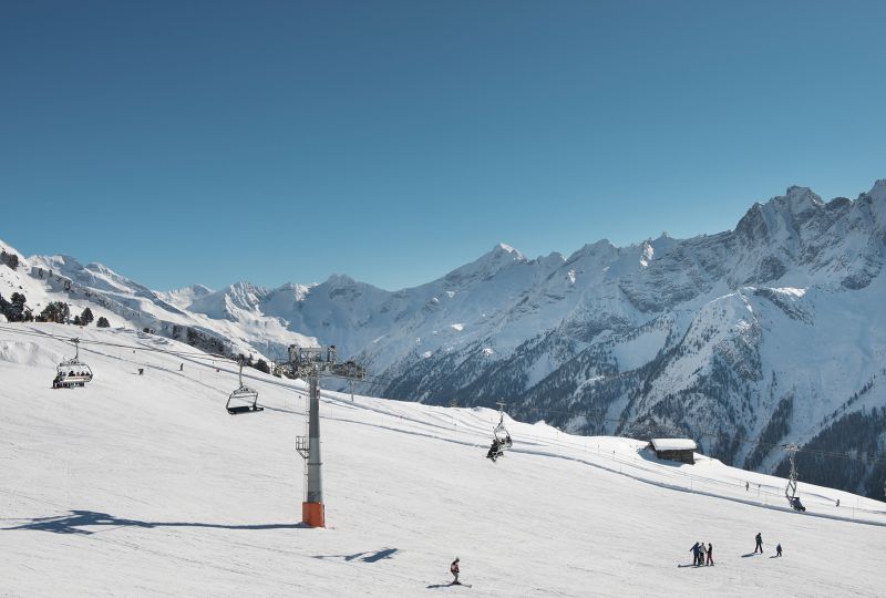 MayrhofnerBergbahnen_Skifahren_am_GeniesserbergAhorn.jpg