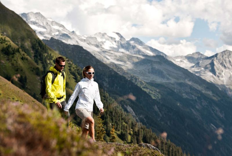 wandernpaar_ahorn_zillertalertourismus_andreschoenherr.jpg